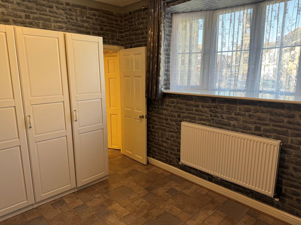 Lot: 130 - TOWN CENTRE GROUND FLOOR TWO-BEDROOM FLAT FOR INVESTMENT OR OCCUPATION - One of the Two bedrooms